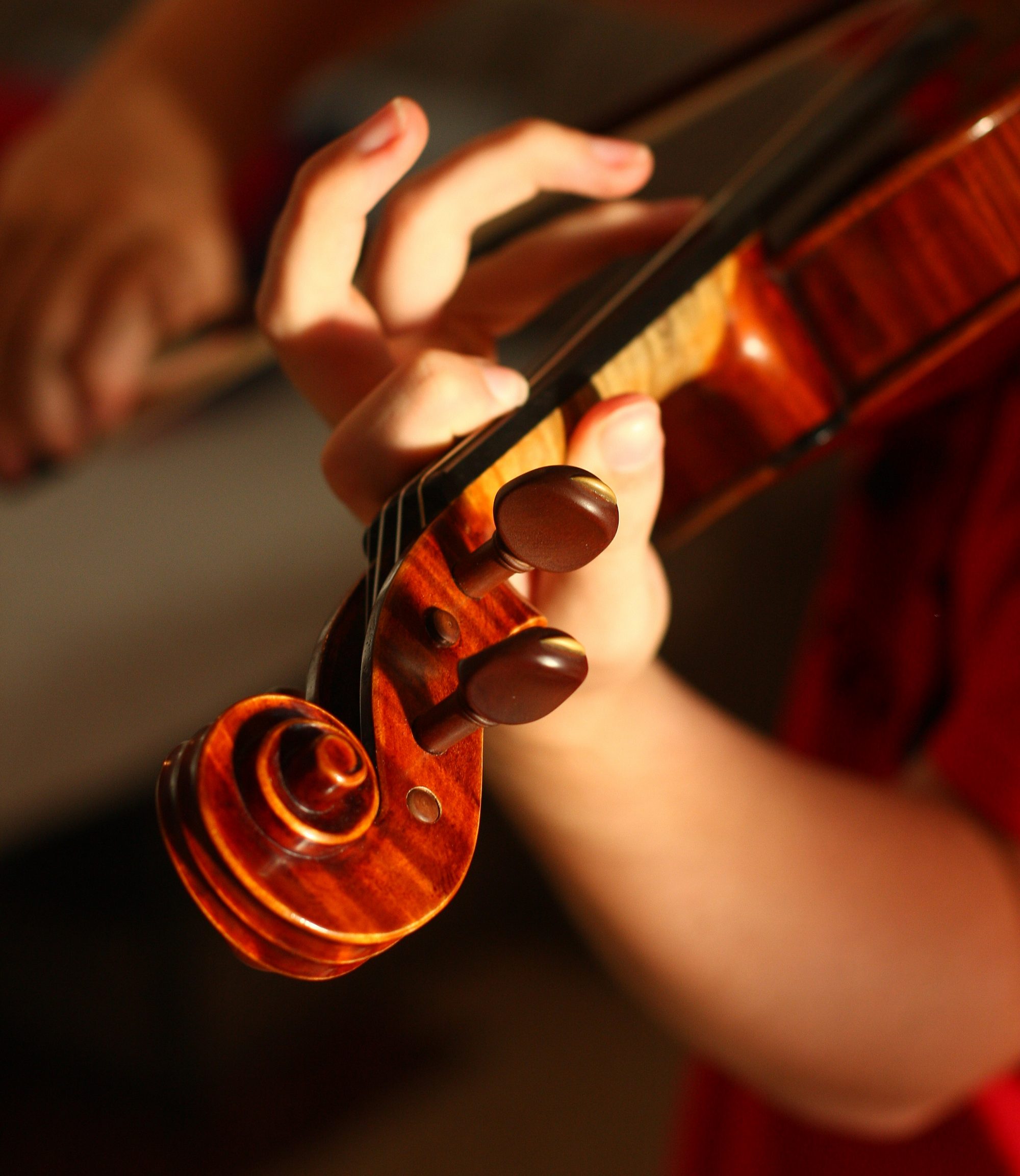 close up image of hands playing a violin